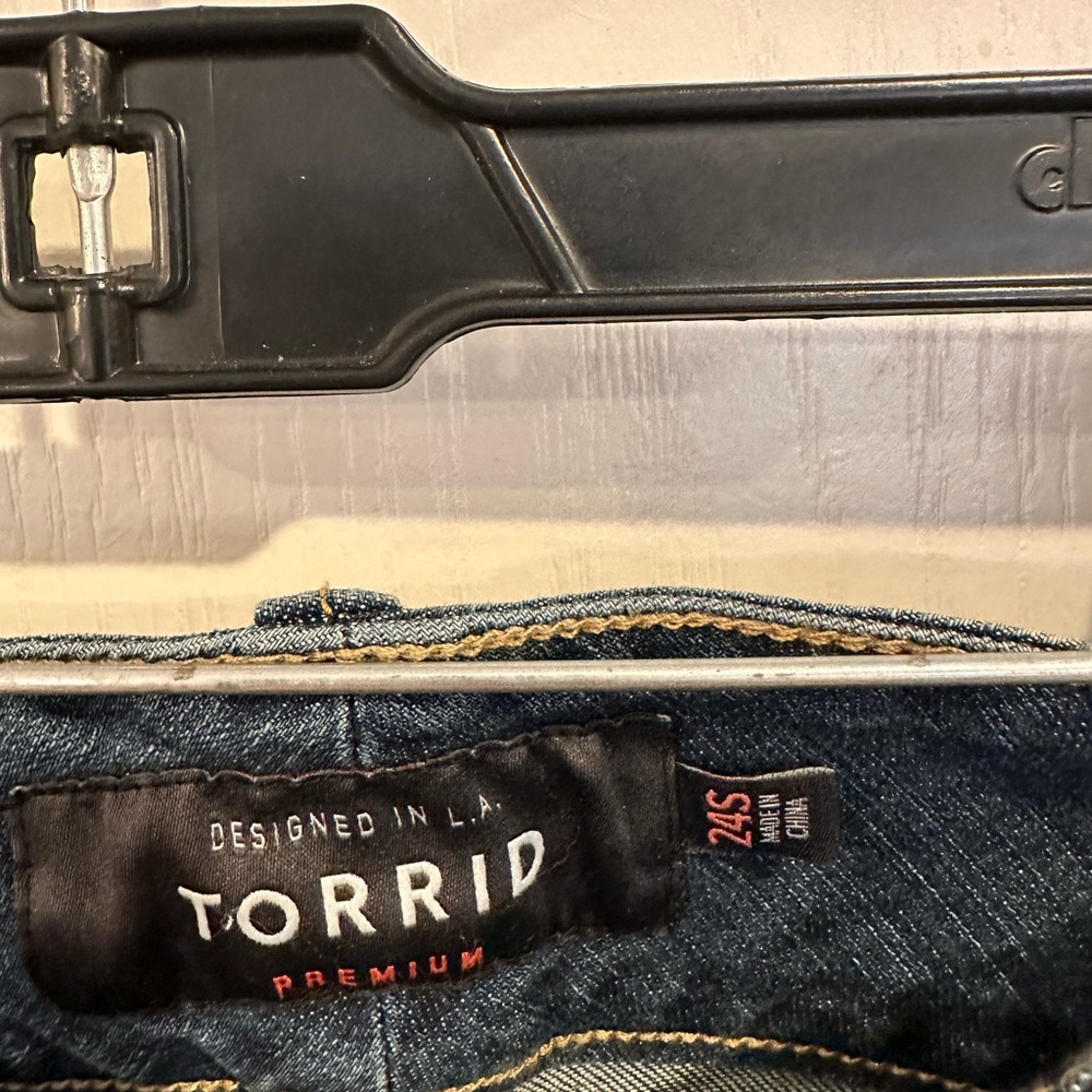 Torrid distressed skinny jeans. Plus size 24S - Picture 2 of 7